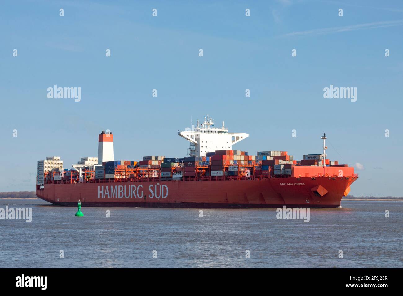Navire à conteneurs Reefer CAP SAN MARCO, exploité par la compagnie maritime HAMBURG SÜD, passant le port de Stadersand sur l'Elbe en direction de Hambourg Banque D'Images