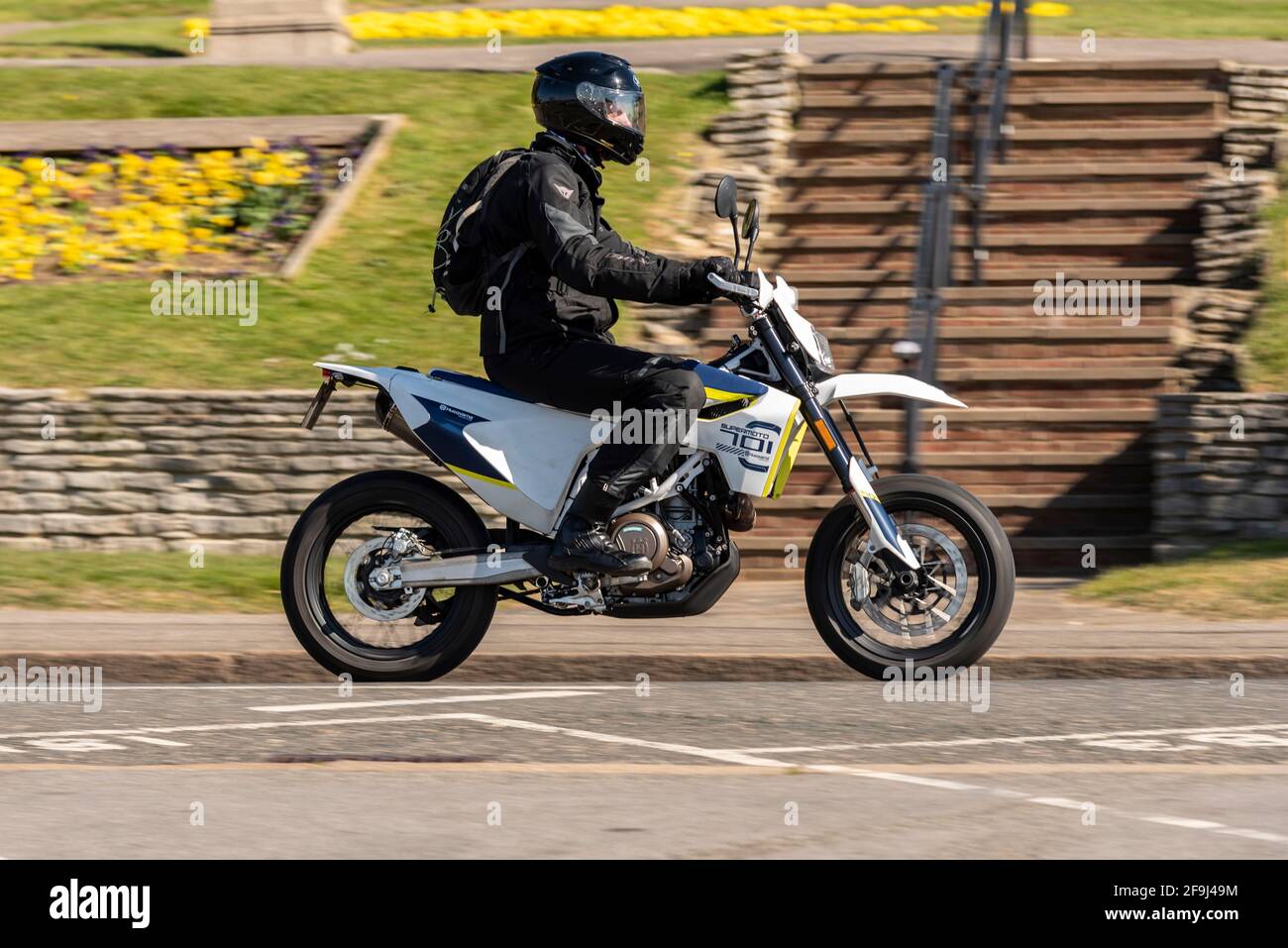 Pilote sur la moto Husqvarna Supermoto 701, motocycliste à Southend on Sea, Essex, Royaume-Uni, lors d'une journée ensoleillée et brillante du printemps. KTM Supermoto Banque D'Images