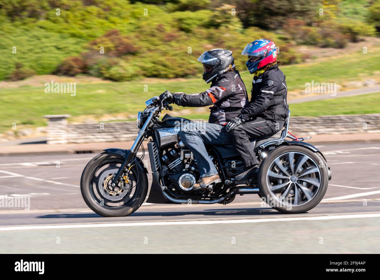 Yamaha VMAX Trike moto à trois roues en train d'être monté à Southend sur la mer, Essex, au Royaume-Uni, lors d'une journée ensoleillée et brillante du printemps. Banque D'Images
