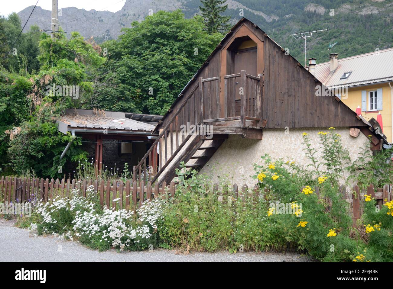 Chalet ou Grange traditionnel à Colmars-les-Alpes Alpes Alpes-de-haute-Provence Provence France Banque D'Images