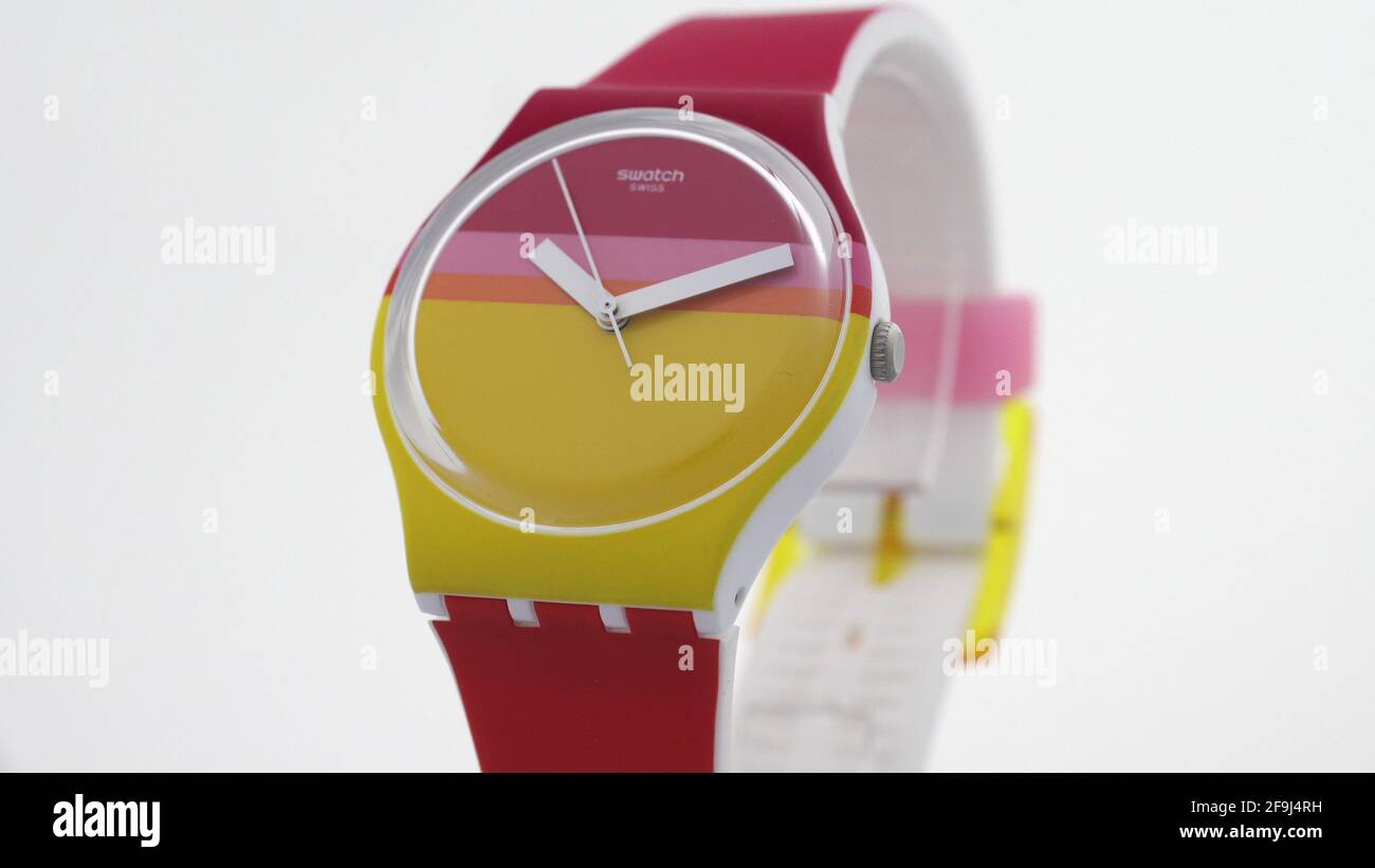 Biel, Suisse, 1.11.2020 Swatch montre en plastique à la mode TIC-tac isolé  Photo Stock - Alamy