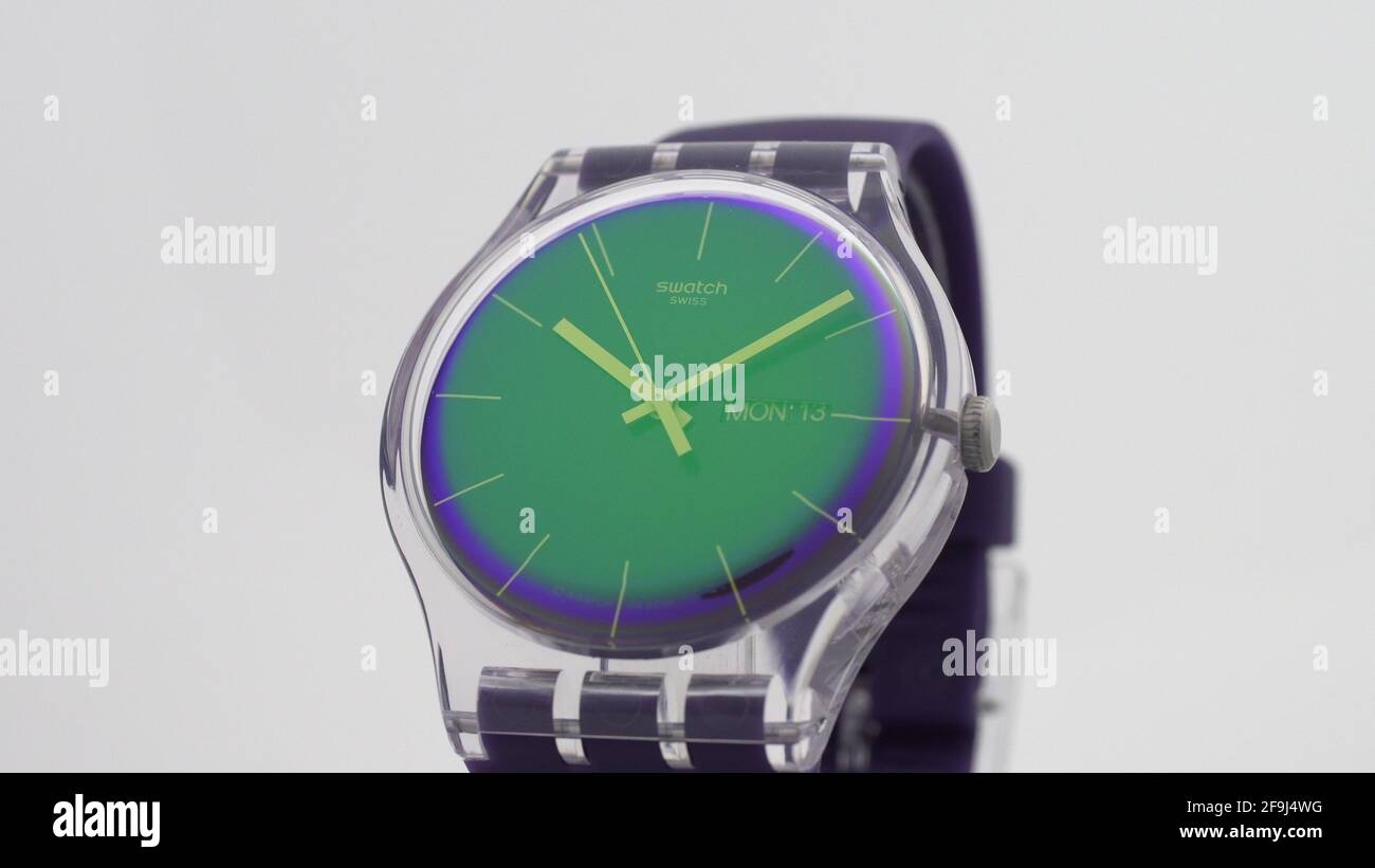 Biel, Suisse, 1.11.2020 Swatch Fashion plastique montre TIC-tac isolé Photo  Stock - Alamy