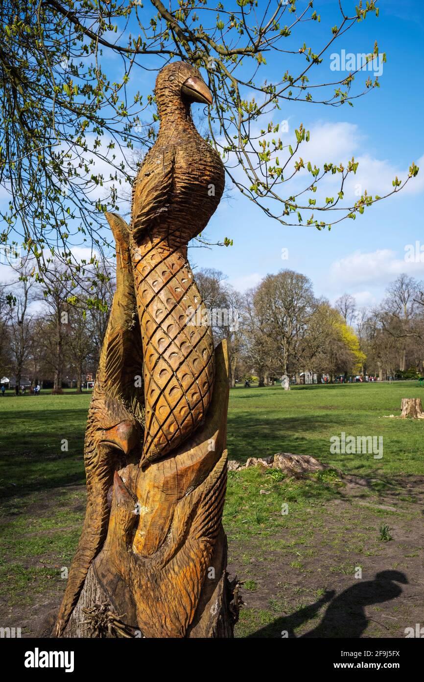 Une sculpture en chaîne d'oiseaux sous des feuilles émergeantes sur un arbre de Chestnut à cheval, Longford Park, Manchester, Royaume-Uni Banque D'Images