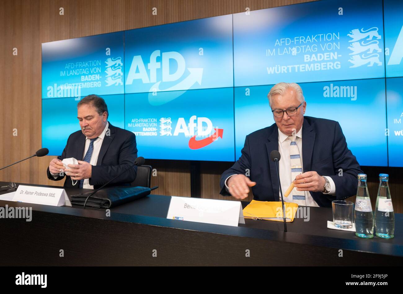 Stuttgart, Allemagne. 19 avril 2021. Bernd Gögel (r), chef du parti parlementaire de l'AfD au Parlement de l'État du Bade-Wurtemberg, et Rainer Podeswa, membre du Parlement de l'État de l'AfD, assistent à une conférence de presse pour la constitution du parti parlementaire de l'AfD dans la salle Bertha Benz. L'AfD a informé des résultats de leur réunion à huis clos. Credit: Marijan Murat/dpa/Alamy Live News Banque D'Images
