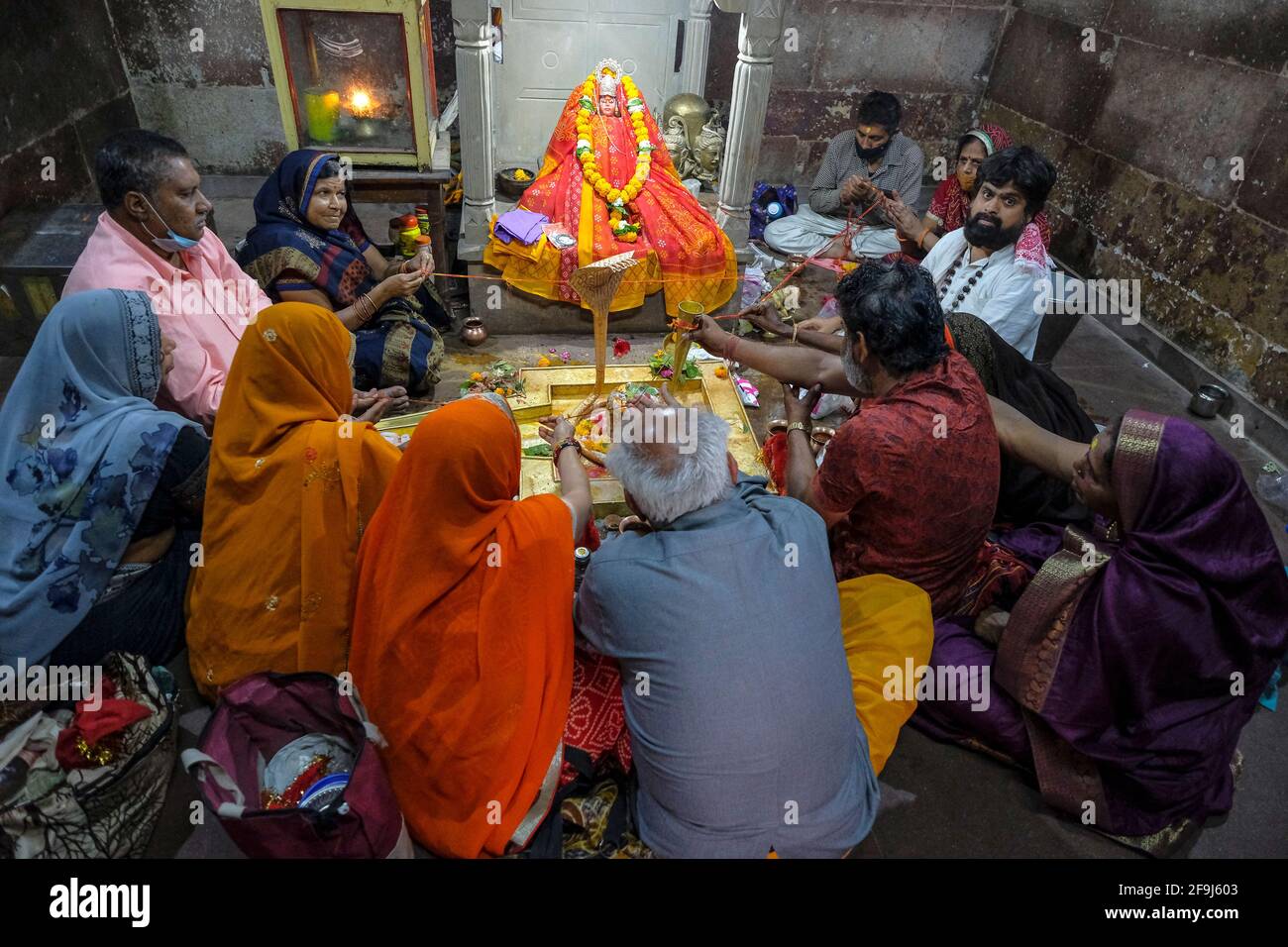 Omkareshwar, Inde - Mars 2021: Une famille faisant une offrande au Temple Shri Omkar Mandhata le 20 mars 2021 à Omkareshwar, Inde. Banque D'Images