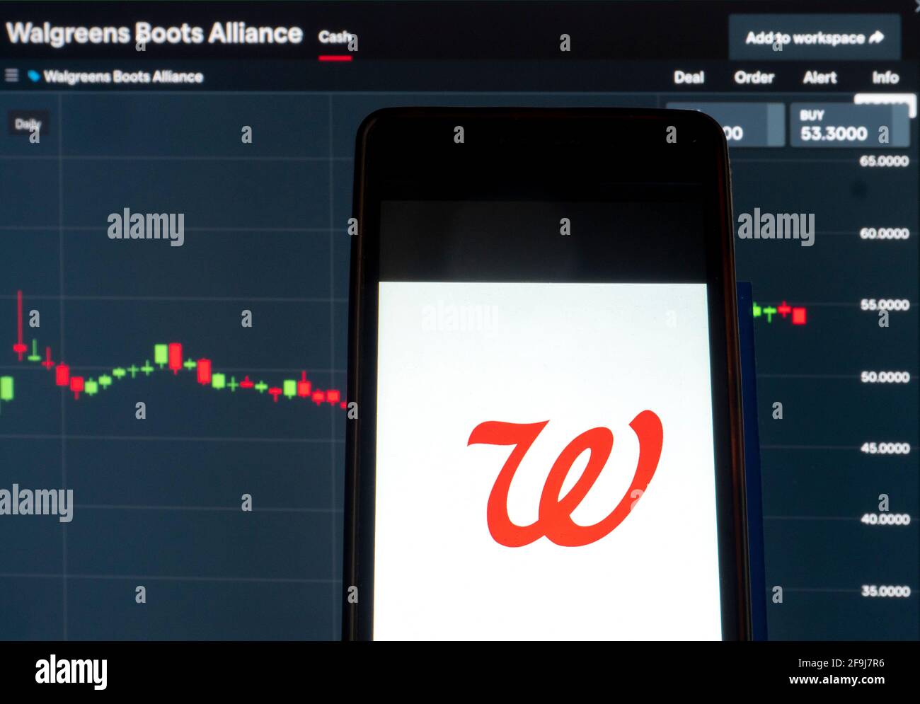 Ukraine. 19 avril 2021. Sur cette photo, un logo Walgreens Boots Alliance apparaît sur un smartphone avec les informations boursières de Walgreens Boots Alliance en arrière-plan. Credit: Igor Golovniov/SOPA Images/ZUMA Wire/Alamy Live News Banque D'Images