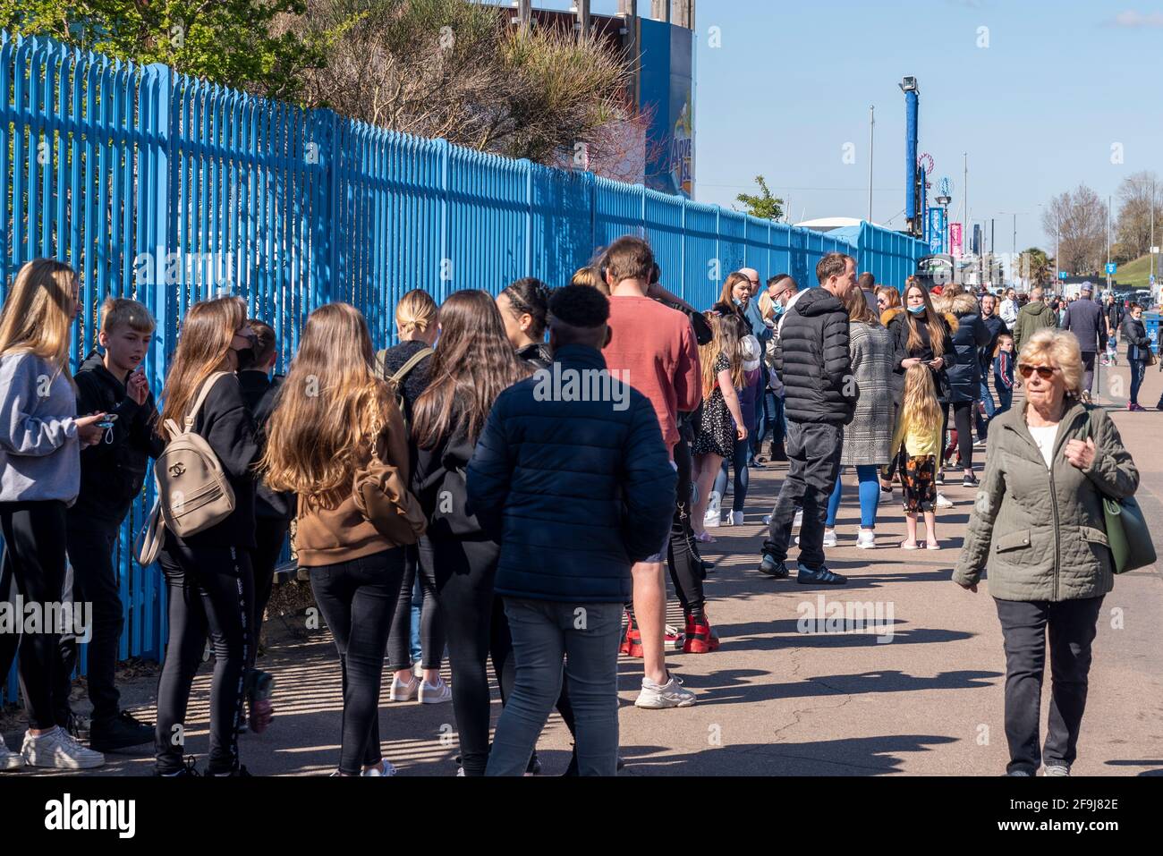 File d'attente pour Adventure Island le premier jour d'ouverture après le confinement de COVID 19 à Southend on Sea, Essex, Royaume-Uni, lors d'une journée ensoleillée et lumineuse de printemps. Banque D'Images