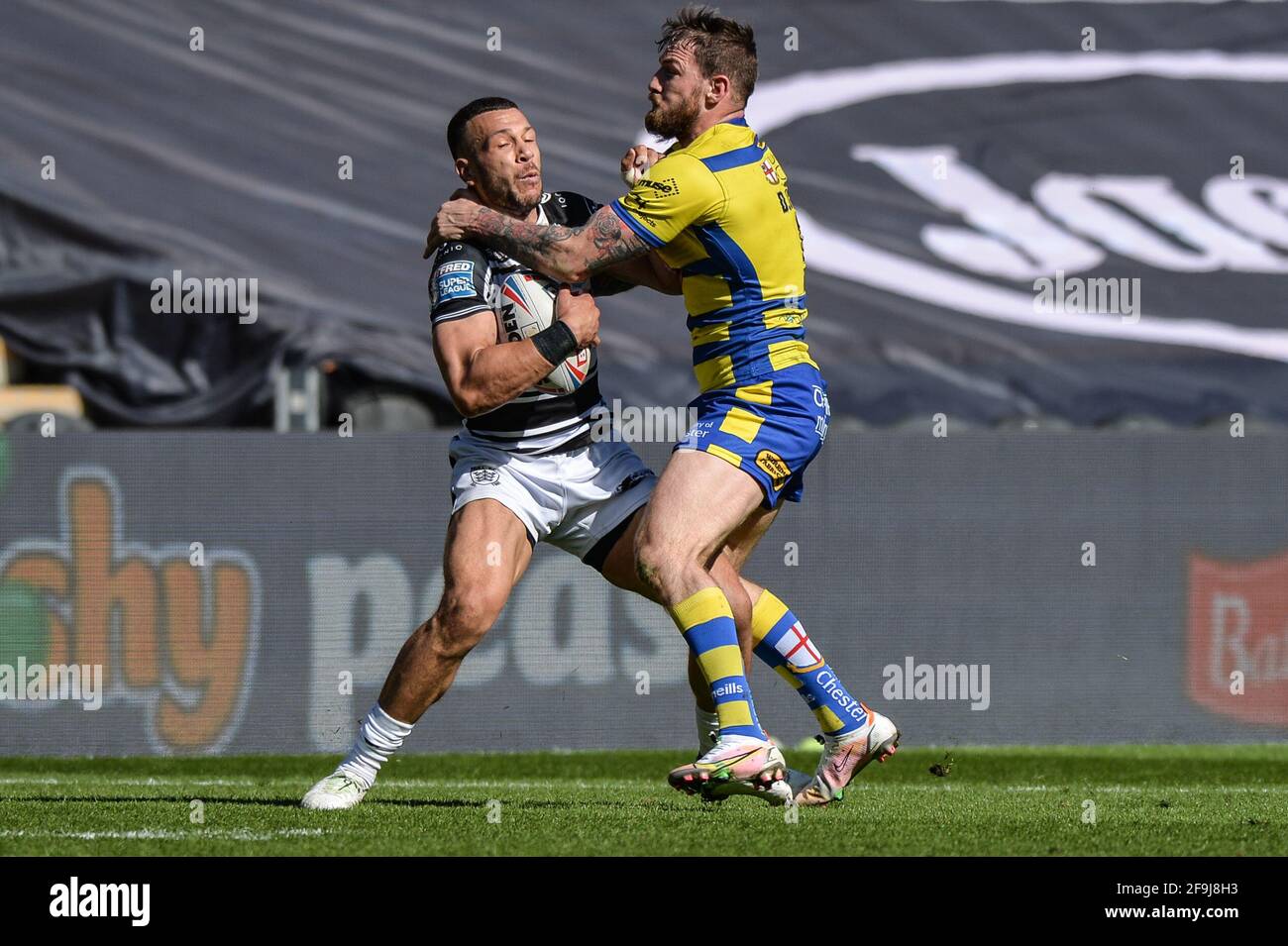 Kingston upon Hull, Angleterre - 18 avril 2021 - Carlos Tuimavave (3) du Hull FC est attaqué par Daryl Clark, Rugby League Betfred Super League Round 3 Hull FC vs Warrington Wolves au KCOM Stadium, Kingston upon Hull, Royaume-Uni Dean Williams/Alay Live News Banque D'Images