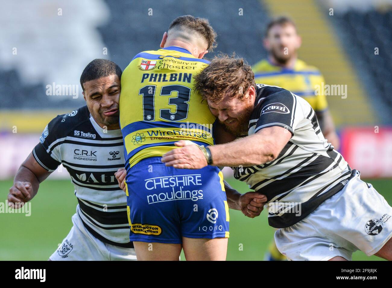 Kingston upon Hull, Angleterre - 18 avril 2021 - Tevita Satae (10) et Scott Taylor (8) du FC Hull s'attaquent à Joe Philbin (13) de Warrington Wolves, Rugby League Betfred Super League Round 3 Hull FC contre Warrington Wolves au stade KCOM, Kingston upon Hull, Royaume-Uni Dean Williams/Alay Live News Banque D'Images