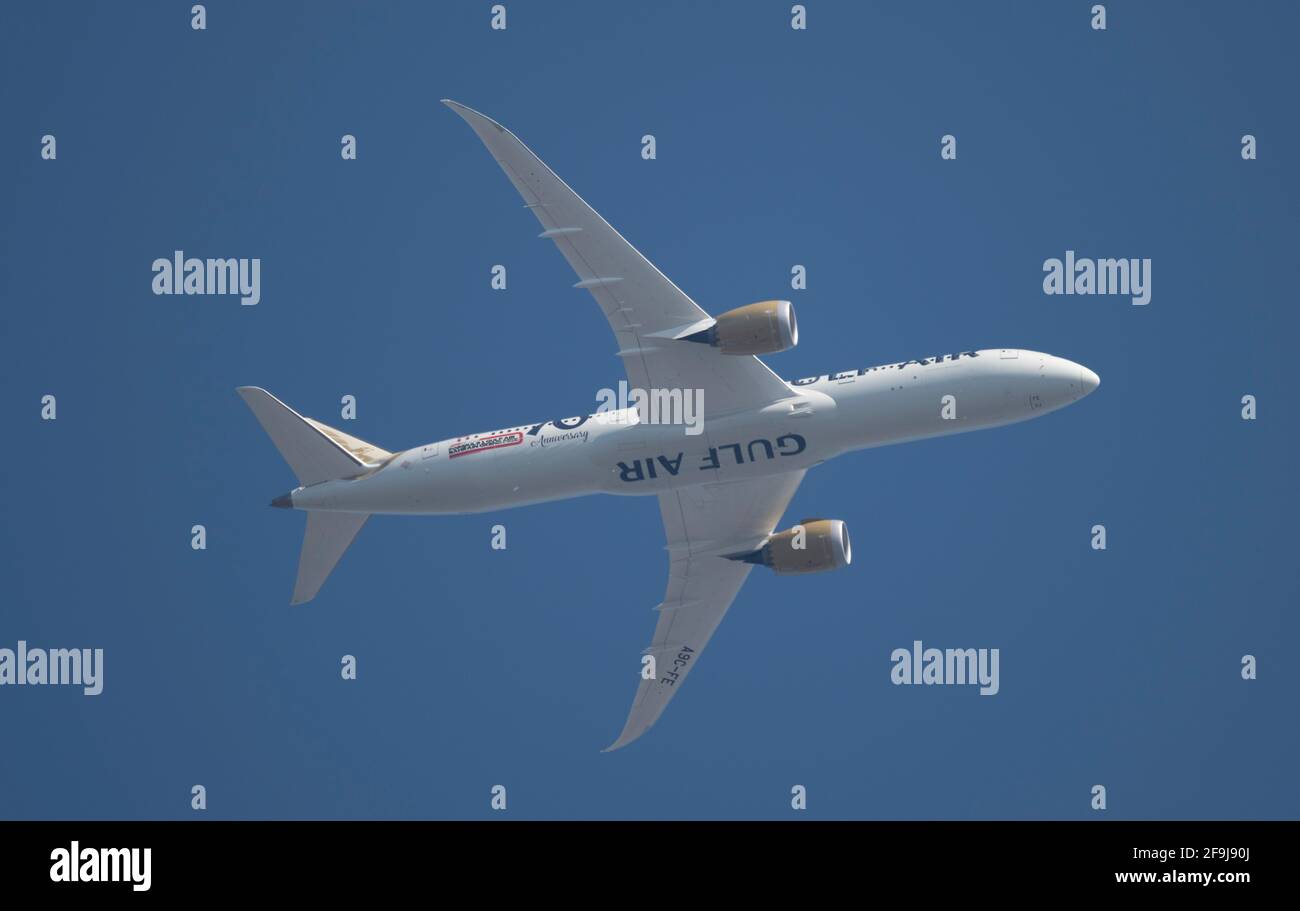 Le Boeing 787 Dreamliner de Gulf Air quitte Londres Heathrow en route vers Bahreïn le 19 avril 2021 dans un ciel bleu clair. Crédit: Malcolm Park/Alay. Banque D'Images