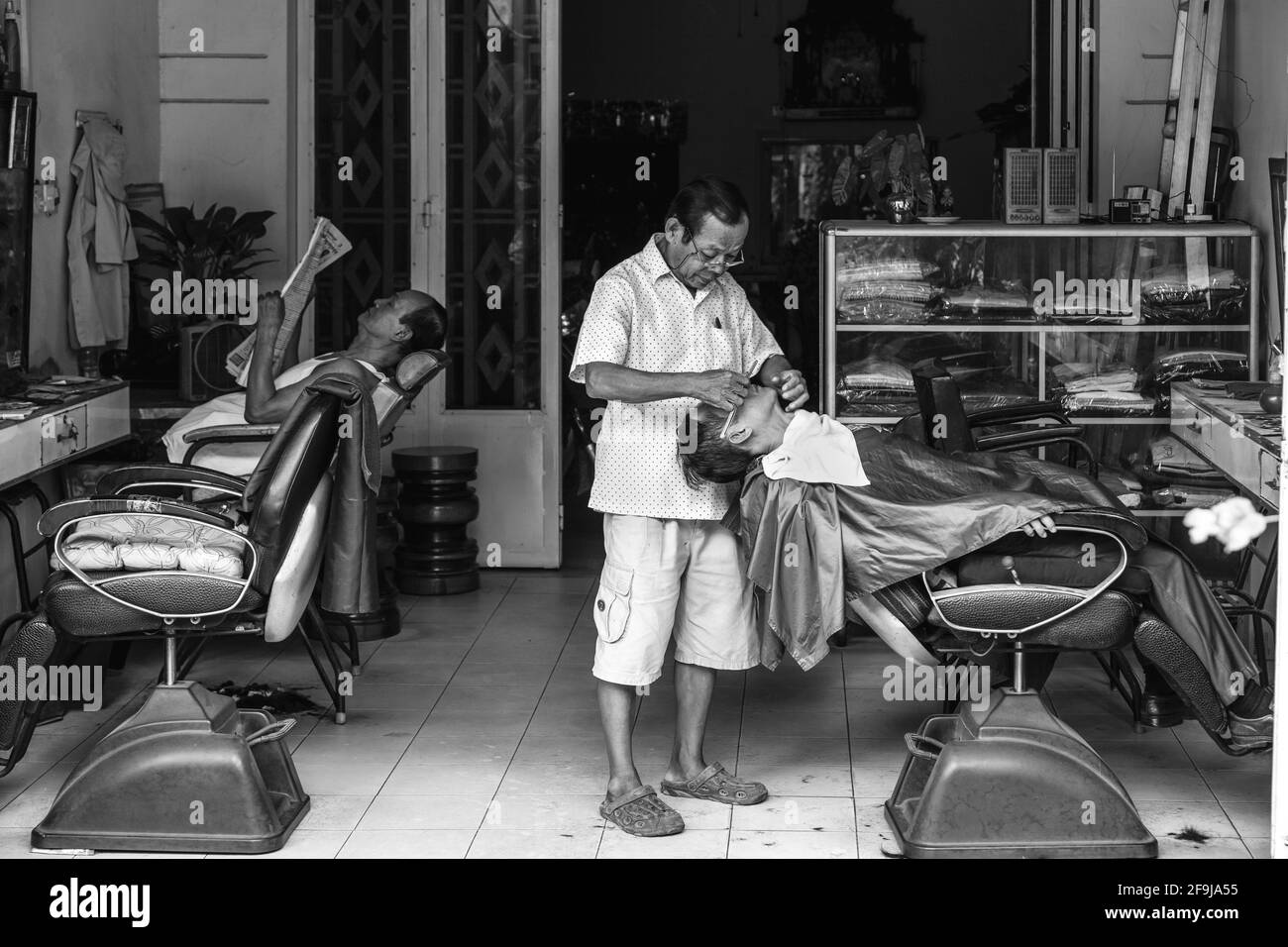 Un homme d'avoir un rasage humide dans une boutique de coiffeur, Phnom Penh, Cambodge. Banque D'Images