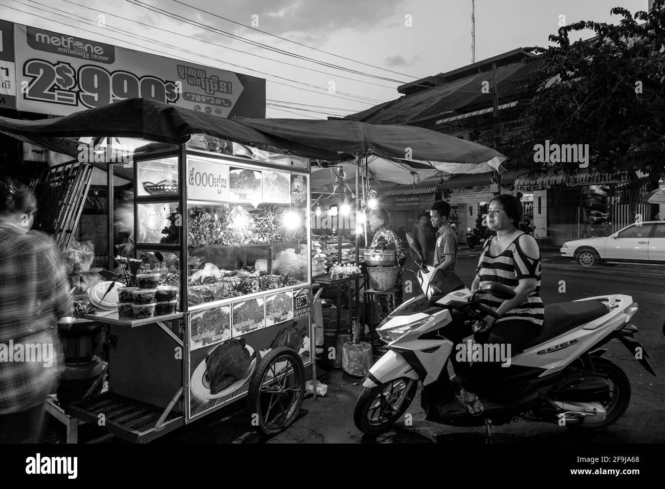 Vente De Nourriture De Rue Au Marché De Nuit, Battambang, Cambodge. Banque D'Images