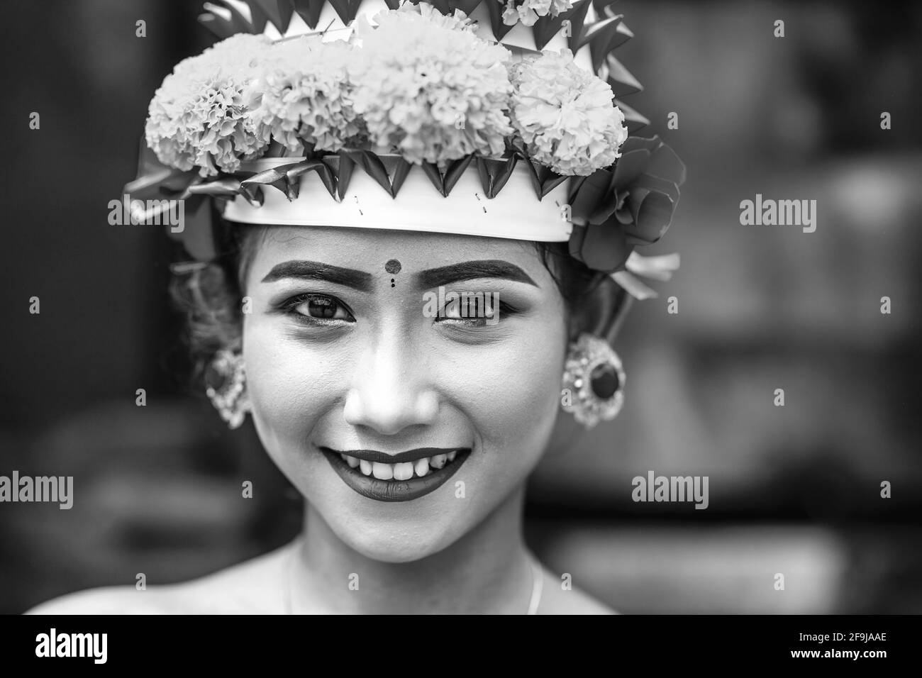 Une jeune femme hindoue balinaise dans le costume du festival à la cérémonie Batara Turun Kabeh, Temple de Besakih, Bali, Indonésie. Banque D'Images