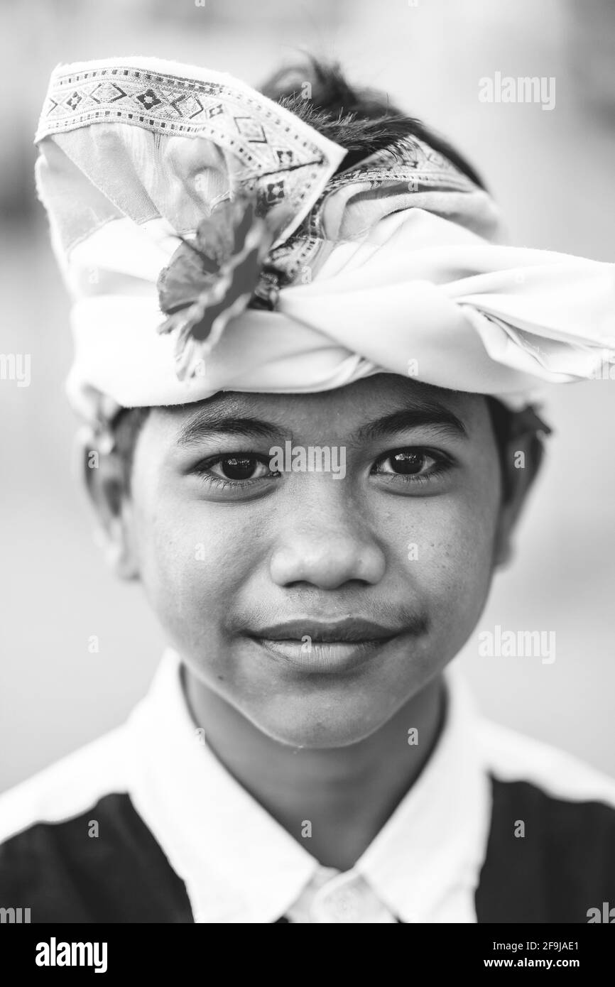 Un jeune garçon hindou balinais à la cérémonie Batara Turun Kabeh, Temple de Besakih, Bali, Indonésie. Banque D'Images