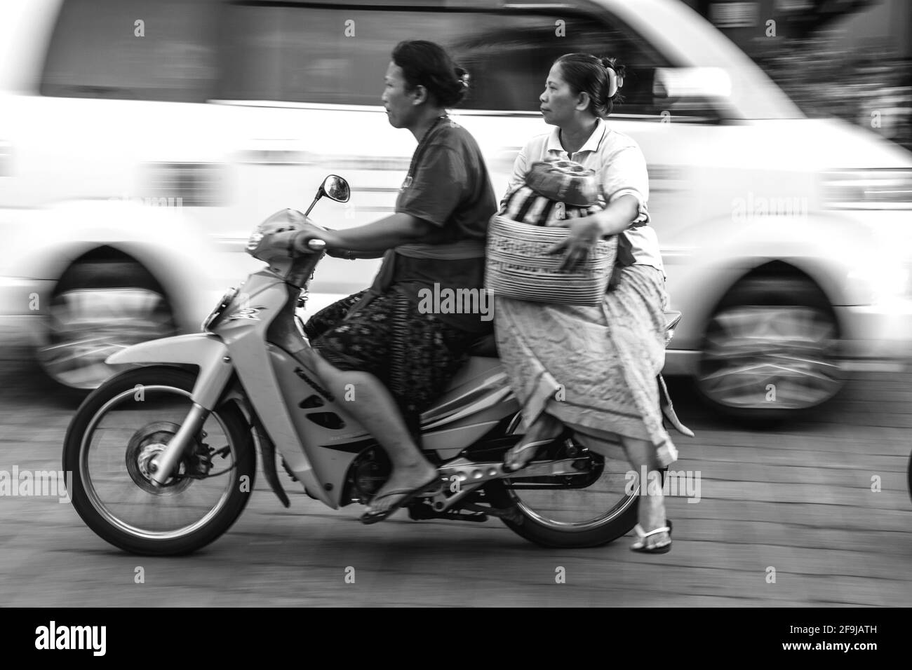 Les gens de la région voyagent en moto, Ubud, Bali, Indonésie. Banque D'Images