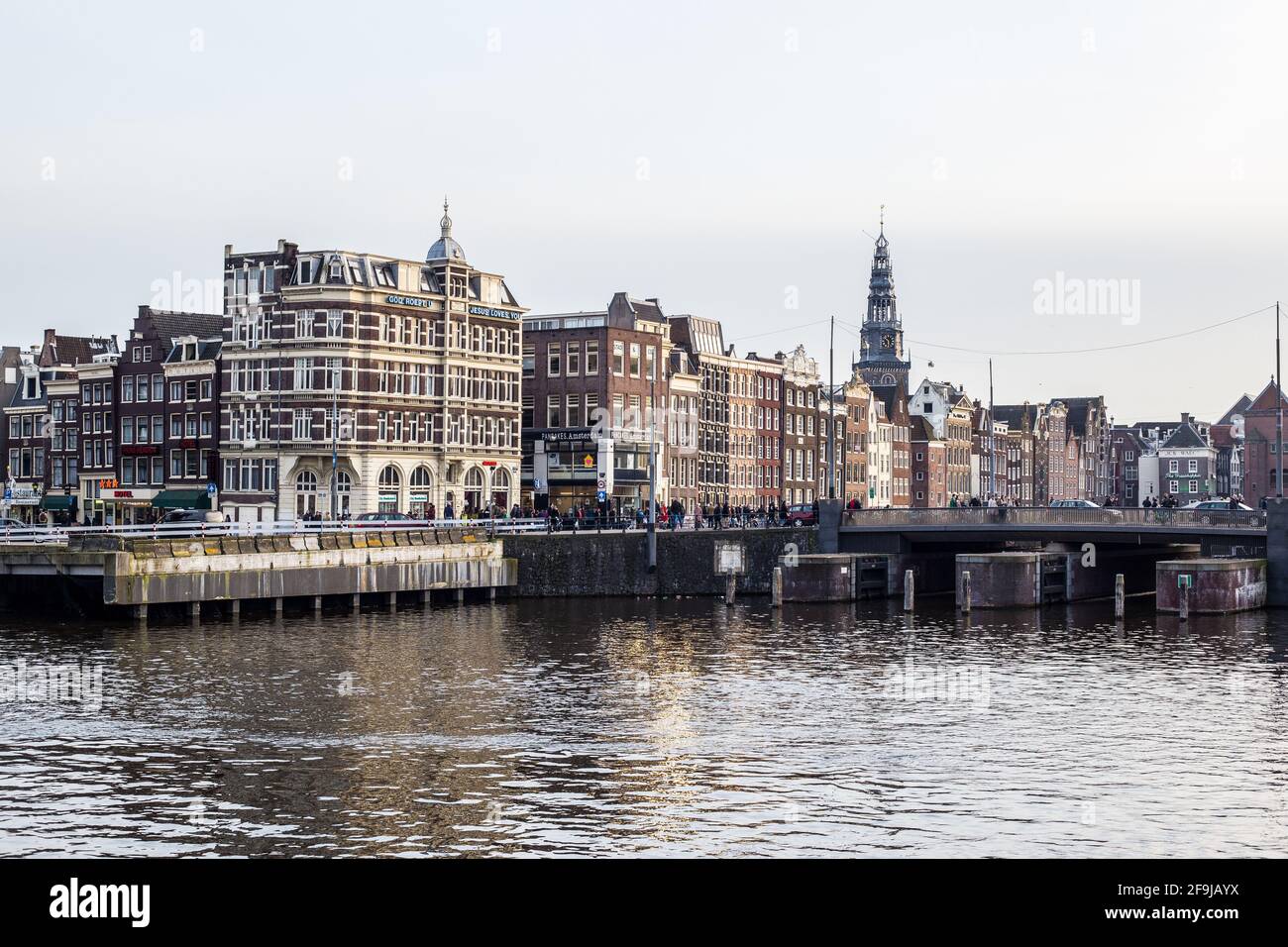 Amsterdam, pays-Bas - 11 mars 2017 : vue sur les bâtiments traditionnels colorés et le canal d'Amsterdam dans le centre-ville Banque D'Images