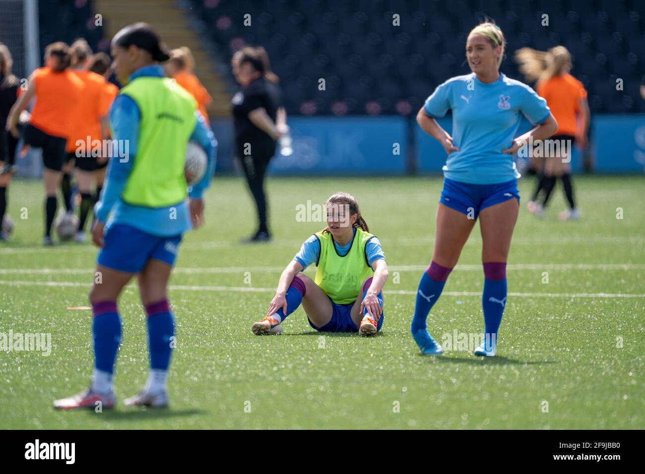 Bromley, Royaume-Uni. 18 avril 2021. Ffion Morgan (24 Crystal Palace) prend une pause dans l'échauffement avant le match de la Vitality Womens FA Cup entre Crystal Palace et London Bees à Hayes Lane, Bromley, Angleterre. Crédit: SPP Sport presse photo. /Alamy Live News Banque D'Images