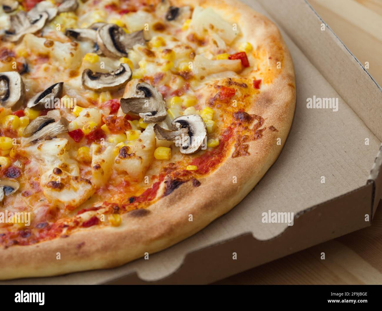 Pizza entière délicieuse aux légumes ananas et aux champignons gros plan Banque D'Images
