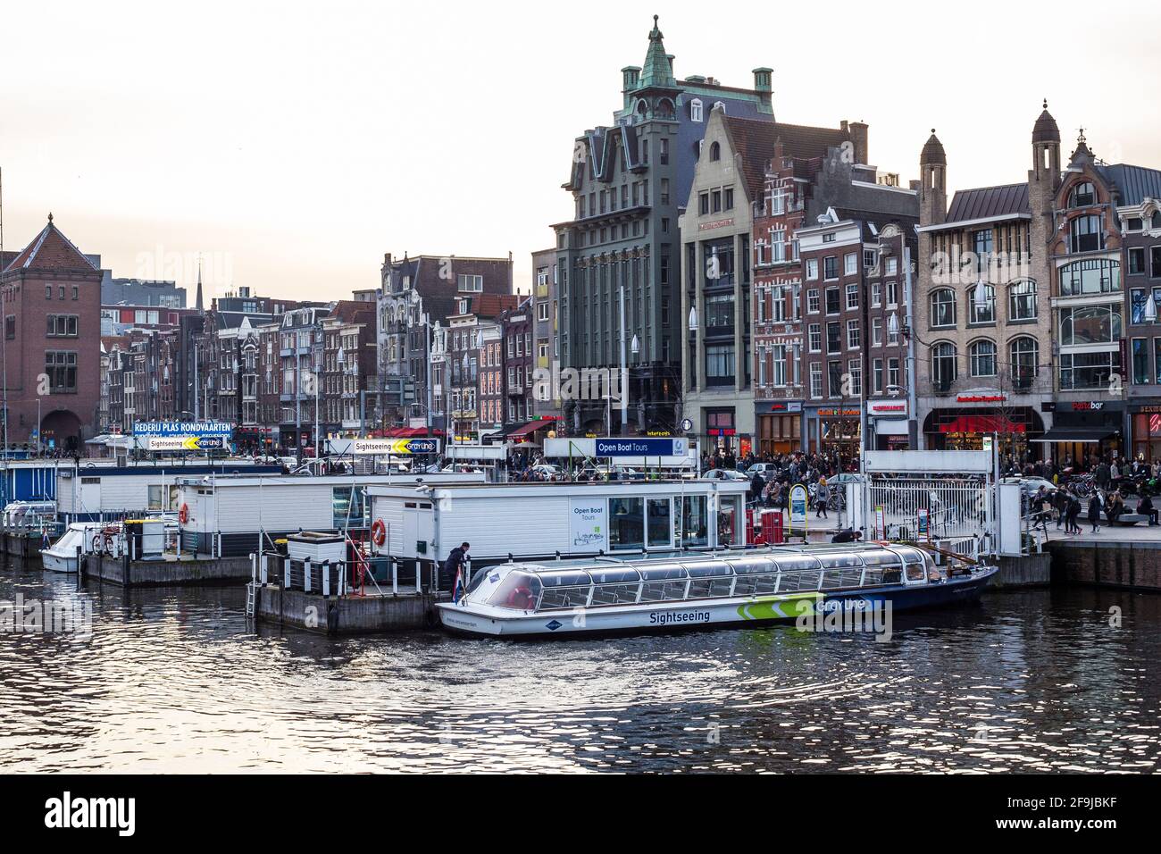 Amsterdam, pays-Bas - 11 mars 2017 : vue sur les bâtiments traditionnels colorés de la vieille ville d'Amsterdam Banque D'Images