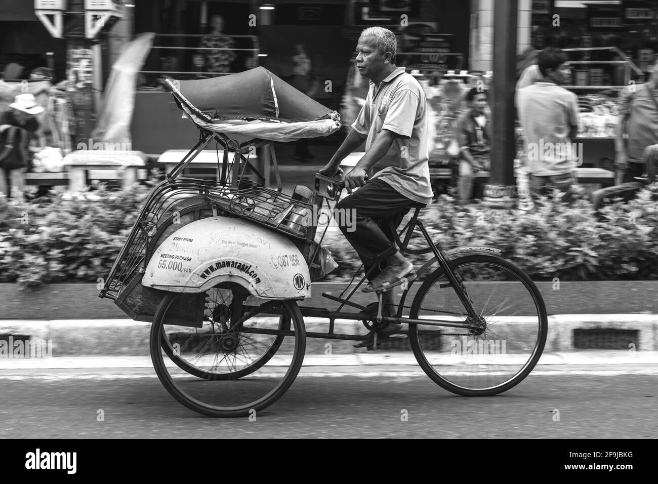 Un becak traditionnel (cycle Rickshaw) dans la rue Malioboro, Yogyakarta, Indonésie. Banque D'Images