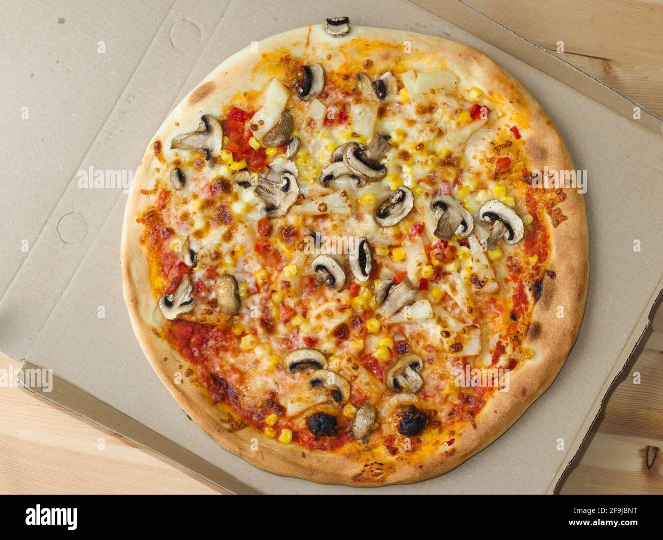 Pizza entière délicieuse aux légumes ananas et aux champignons gros plan Banque D'Images