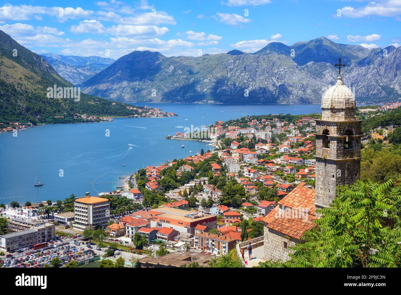 Vieille ville historique de Kotor et baie de Kotor de la mer Adriatique, montagnes des Balkans, Monténégro Banque D'Images
