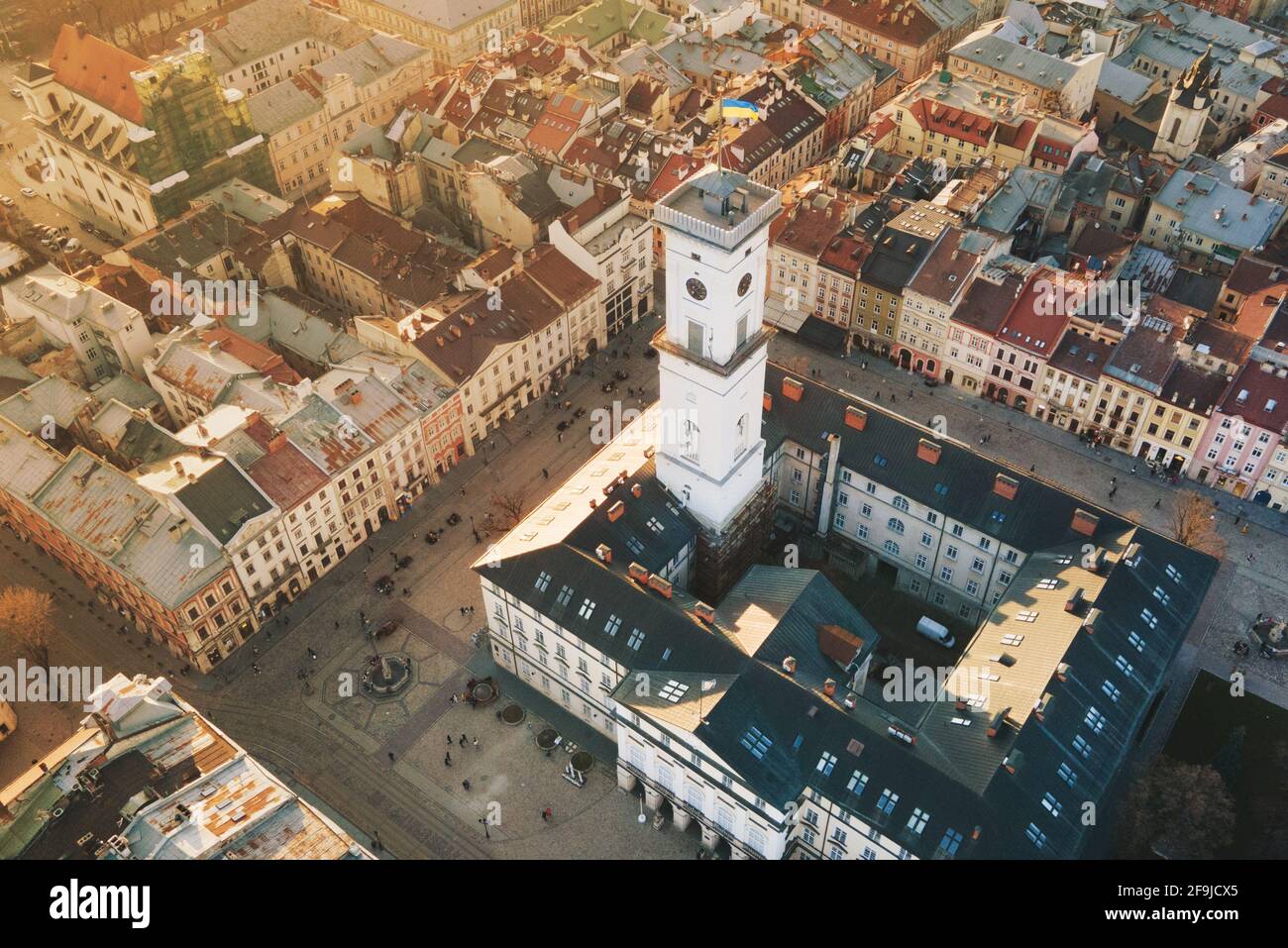 Lviv, Ukraine - 15 avril 2021 : vue aérienne de la place du marché dans la vieille ville de Lviv, Ukraine. Hôtel de ville et place du marché Banque D'Images