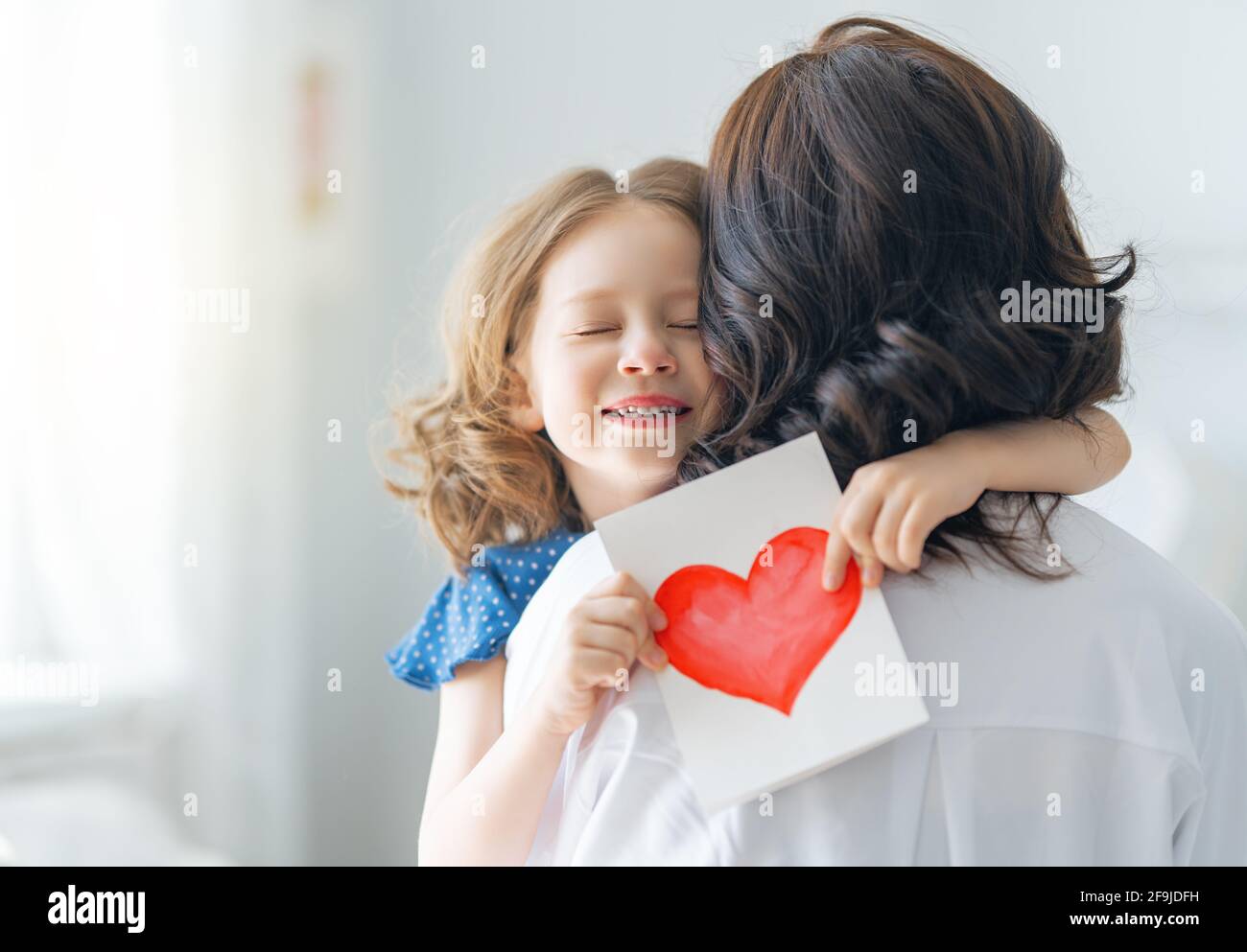 Bonne Fête Des Mères Lenfant Fille Félicite Maman Et Donne Sa Carte Postale Maman Et Fille 