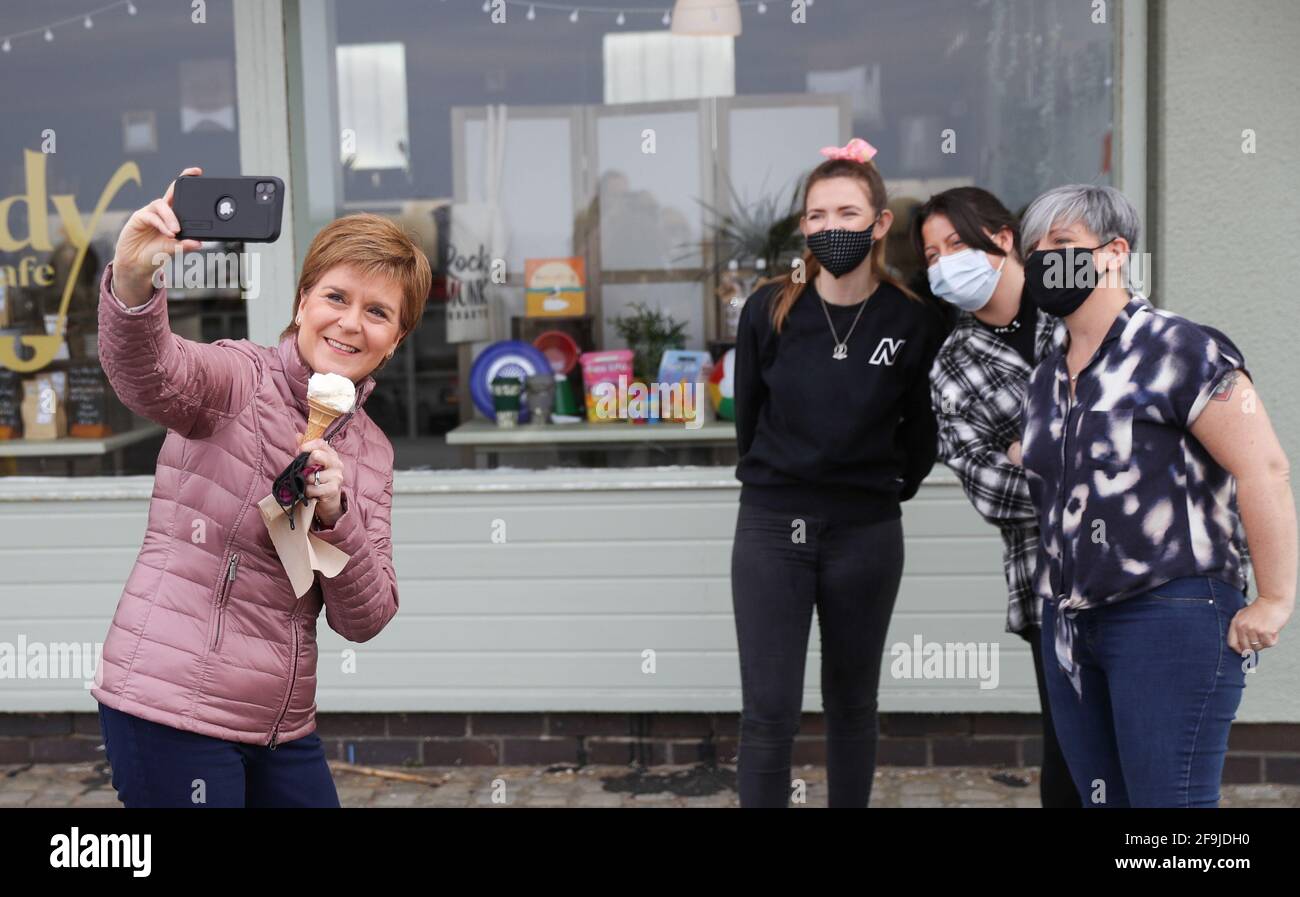 Le Premier ministre écossais Nicola Sturgeon, chef du Parti national écossais (SNP) (à gauche), prend une photo avec trois femmes à Ayr, dans le sud de l'Ayrshire, lors de sa campagne pour les élections parlementaires écossaises. Date de la photo: Lundi 19 avril 2021. Banque D'Images