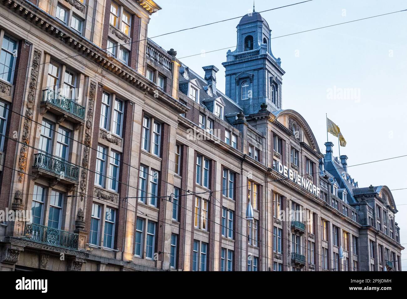 Amsterdam, pays-Bas - 17 mars 2017 : vue sur le centre commercial de Bijenkorf dans le centre-ville d'Amsterdam Banque D'Images