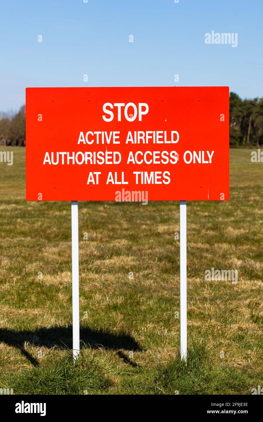 Panneau d'avertissement de champ d'air rouge. Arrêter... Terrain d'aviation actif. Accès autorisé uniquement en tout temps Banque D'Images