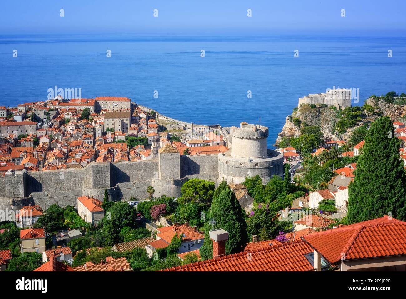 Vieille ville historique de Dubrovnik et murs de la ville avec la Tour Minceta sur la mer Adriatique bleue, Croatie Banque D'Images