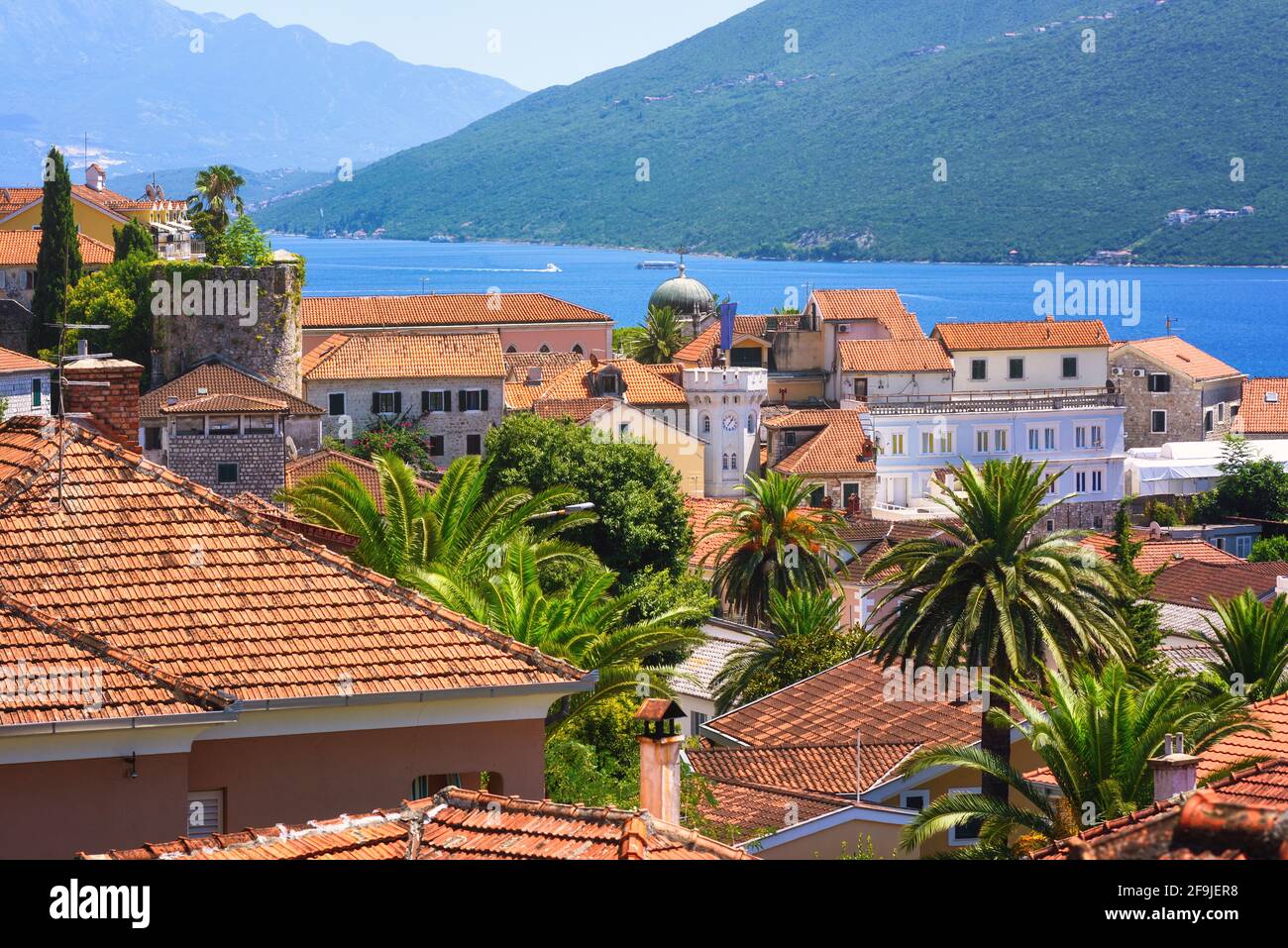 Toits de tuiles rouges de la vieille ville historique de Herceg Novi, baie de Kotor, Monténégro Banque D'Images