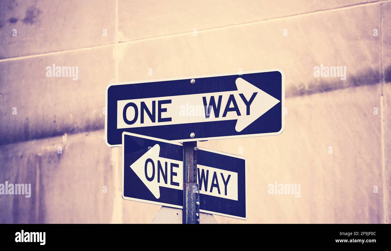 Panneaux de signalisation à sens unique, mise au point sélective, coloration appliquée, New York City, États-Unis. Banque D'Images
