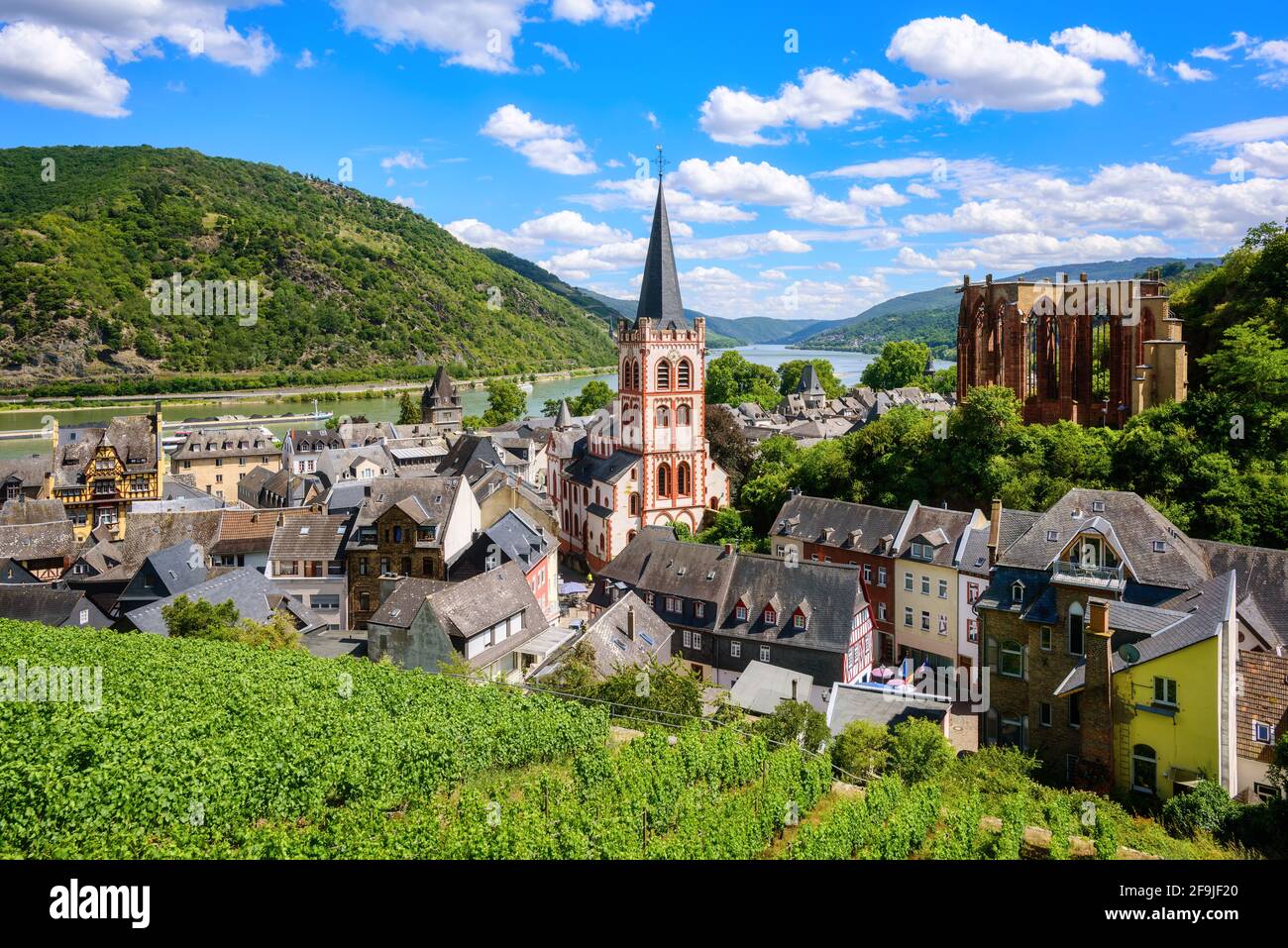 Bacharach am Rhein ville, Allemagne, célèbre pour ses collines de vignobles et son emplacement romantique dans une vallée du Rhin Banque D'Images