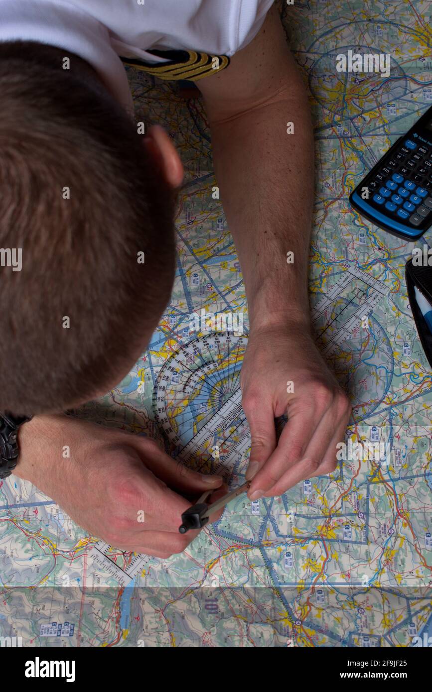 Le pilote calcule son itinéraire de navigation sur une carte réelle 25.3.2021 Banque D'Images