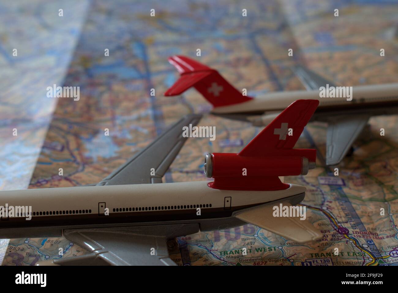 Jouets d'avion de Swissair placés sur une carte de navigation aérienne 25.3.2021 Banque D'Images