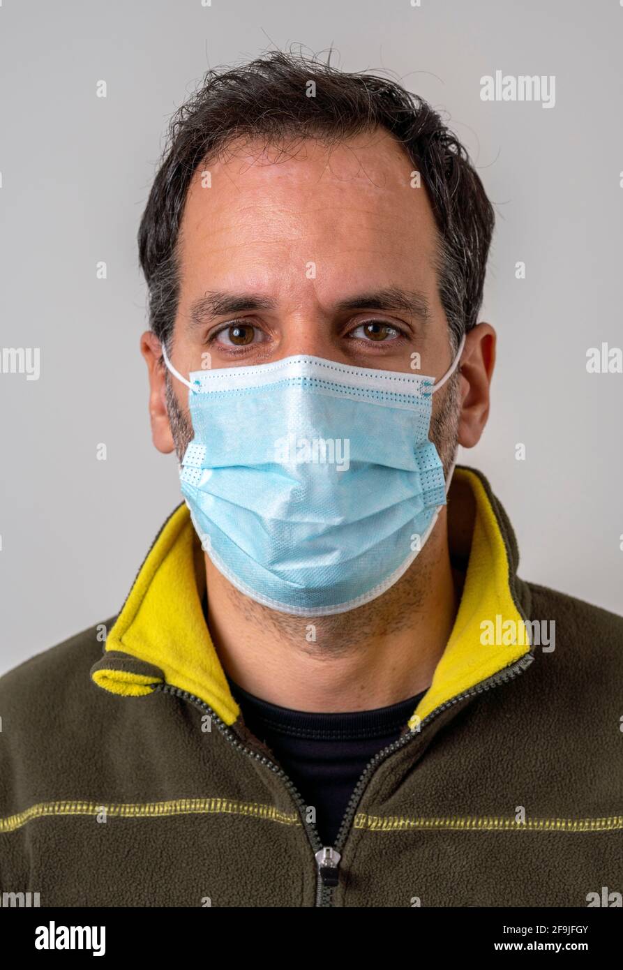 Portrait d'un homme portant un masque pour protéger contre les maladies infectieuses Banque D'Images