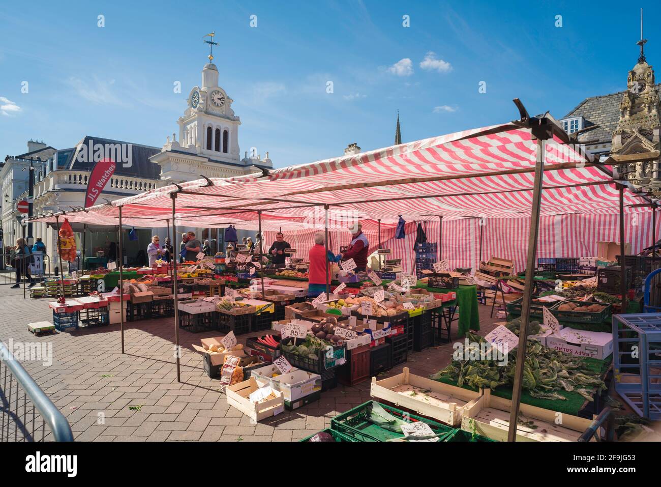 Marché de Safran Walden, vue en été du marché tenu chaque samedi dans le centre de Saffron Walden, Essex UK Banque D'Images