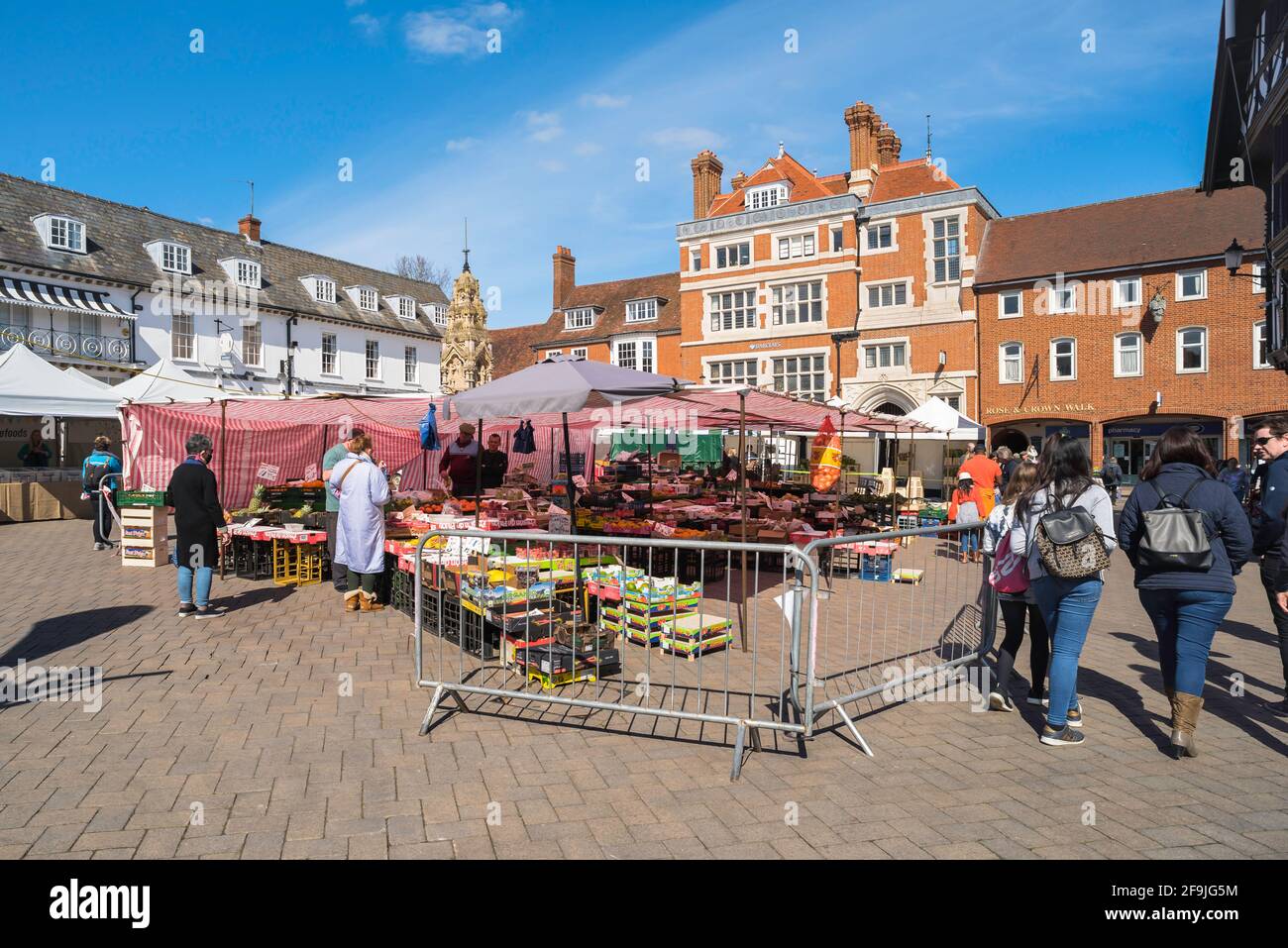 Marché de Safran Walden, vue en été du marché tenu chaque samedi dans le centre de Saffron Walden, Essex UK Banque D'Images