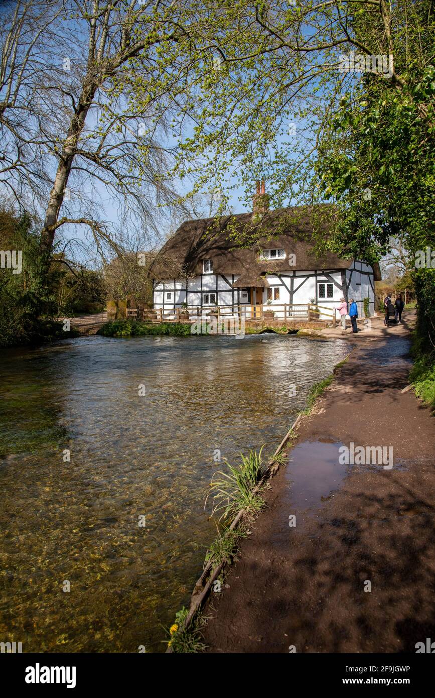 Alresford, Hampshire, Angleterre, Royaume-Uni. 2021, le moulin à Fulling un bâtiment historique de chaume avec la rivière rapide Arle passant sous l'ancien mil Banque D'Images