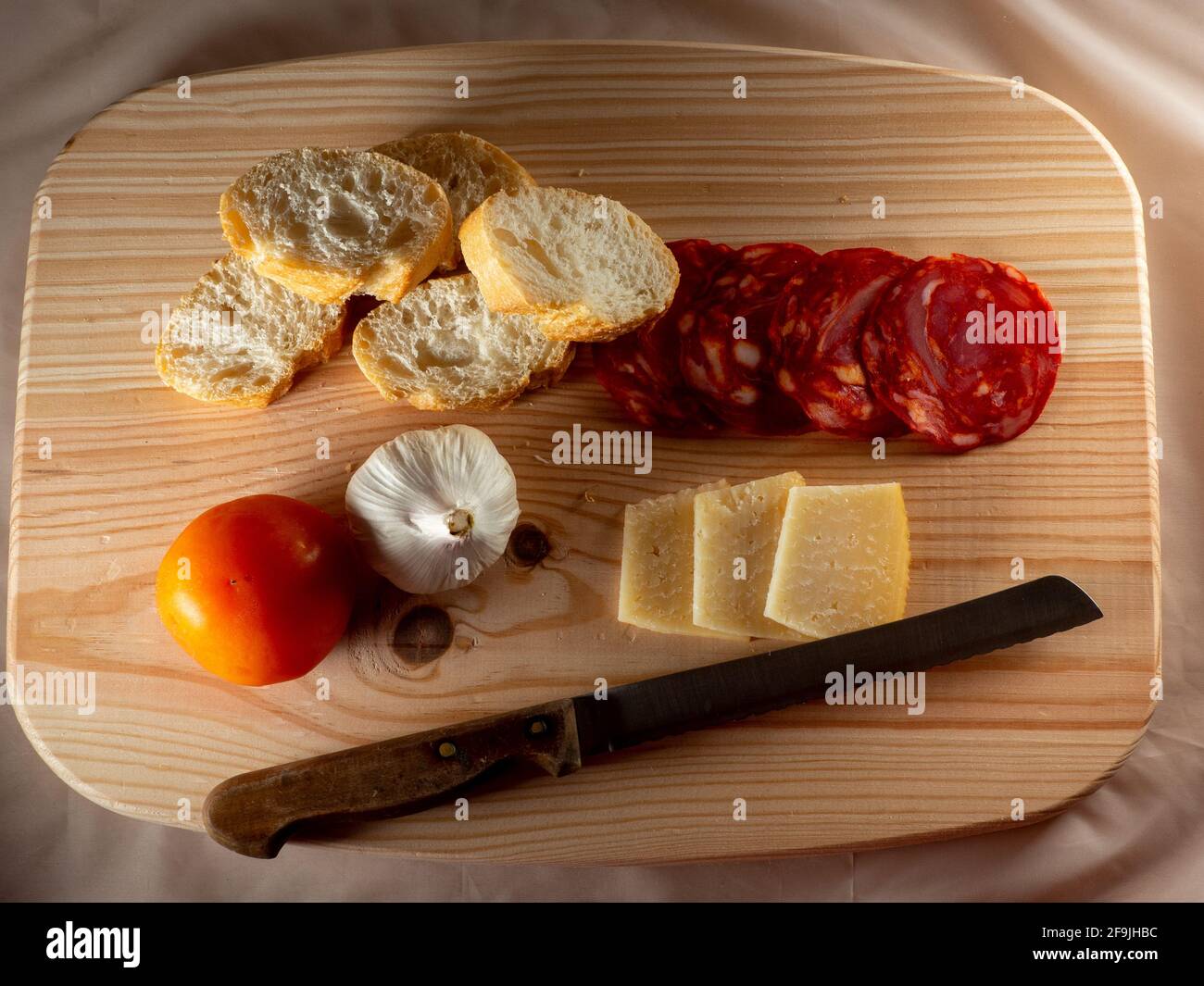 Table au fromage, au pain, à l'ail et aux tomates Banque D'Images