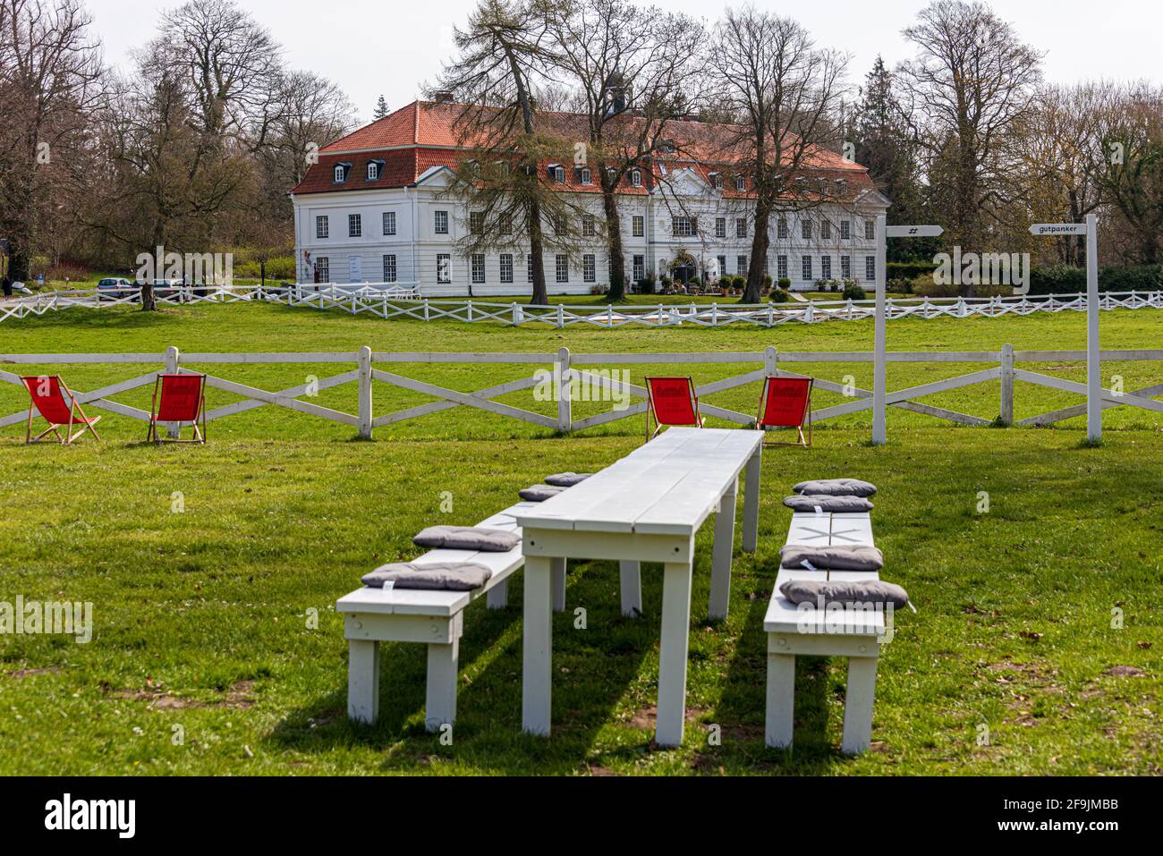 auf gut panker wurde gegenuber dem restaurant ole liese wegen betrieb einer banken photo stock alamy