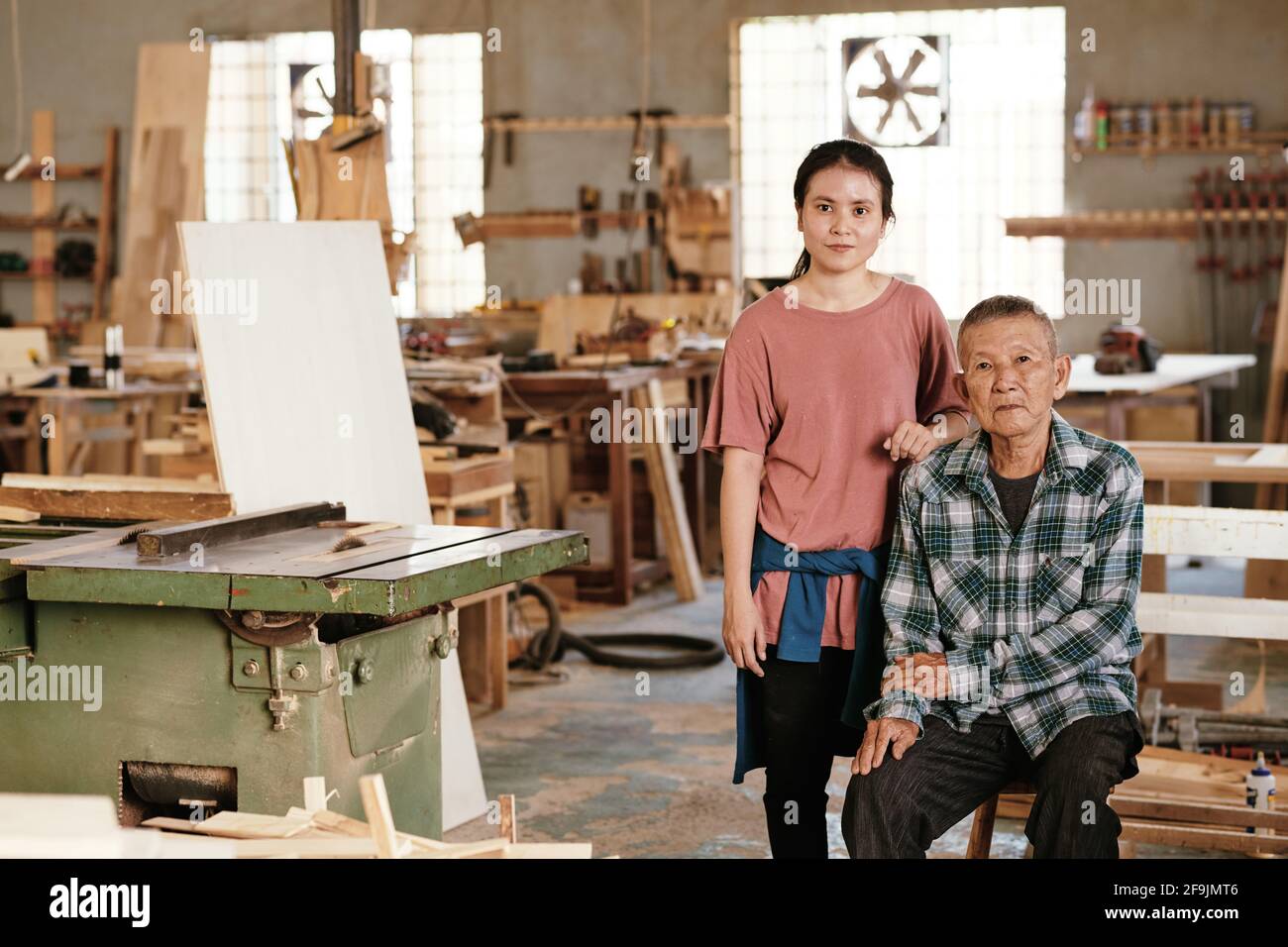 Homme asiatique âgé et sa fille travaillant dans des charpentiers familiaux atelier Banque D'Images