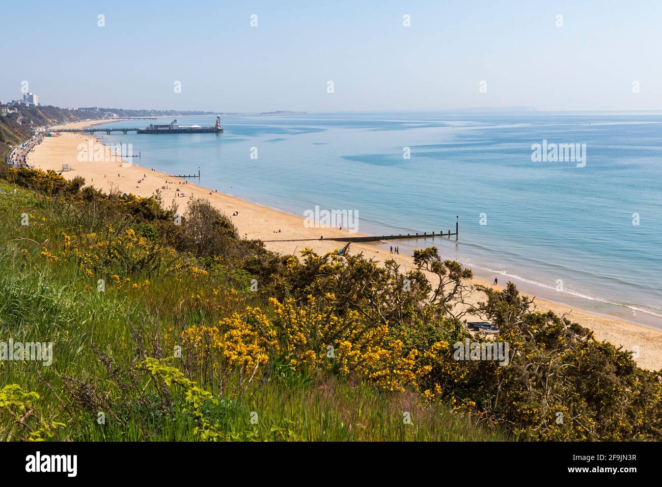 Bournemouth, Dorset, Royaume-Uni. 19 avril 2021. Météo au Royaume-Uni : après un début de journée brumeux, le soleil se brise avec des périodes ensoleillées et chaudes sur les plages de Bournemouth, tandis que les visiteurs se rendent au bord de la mer pour profiter du soleil. Crédit : Carolyn Jenkins/Alay Live News Banque D'Images