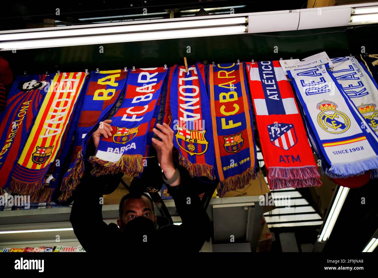 Football football - FC Barcelone, Atletico Madrid et Real Madrid des  foulards sont exposés dans un magasin à Las Ramblas alors que douze des  meilleurs clubs de football d'Europe lancent une Super