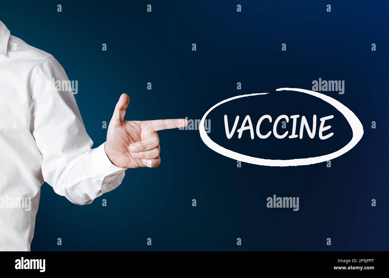 La main masculine pointe vers le mot vaccin avec un cercle sur fond bleu. Recherche sur les vaccins ou concept de mouvement anti-vaccination. Banque D'Images