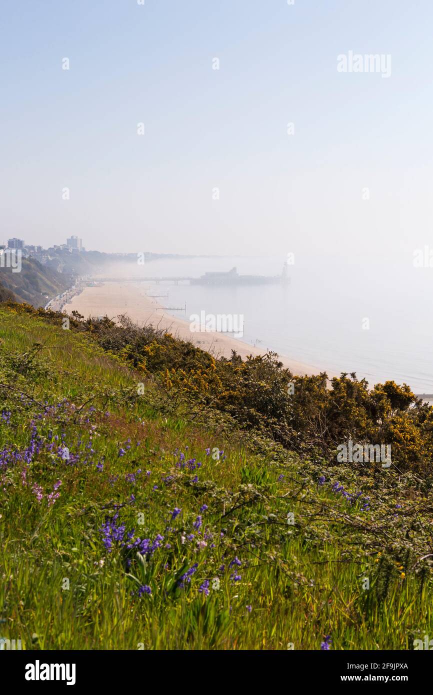 Bournemouth, Dorset, Royaume-Uni. 19 avril 2021. Météo au Royaume-Uni : le début de la journée est brumeux sur les plages de Bournemouth avec la brume marine qui obscurcit presque le quai. Crédit : Carolyn Jenkins/Alay Live News Banque D'Images