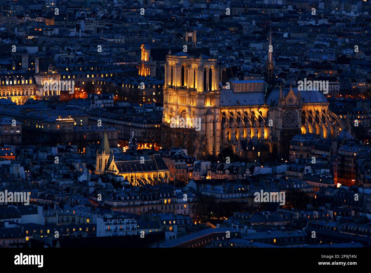 Paris, Frankreich, notre Dame, Blauer Himmel und beleuchtete Türme und Mauern vom Gotteshaus und Kirche notre Dame à Paris Banque D'Images