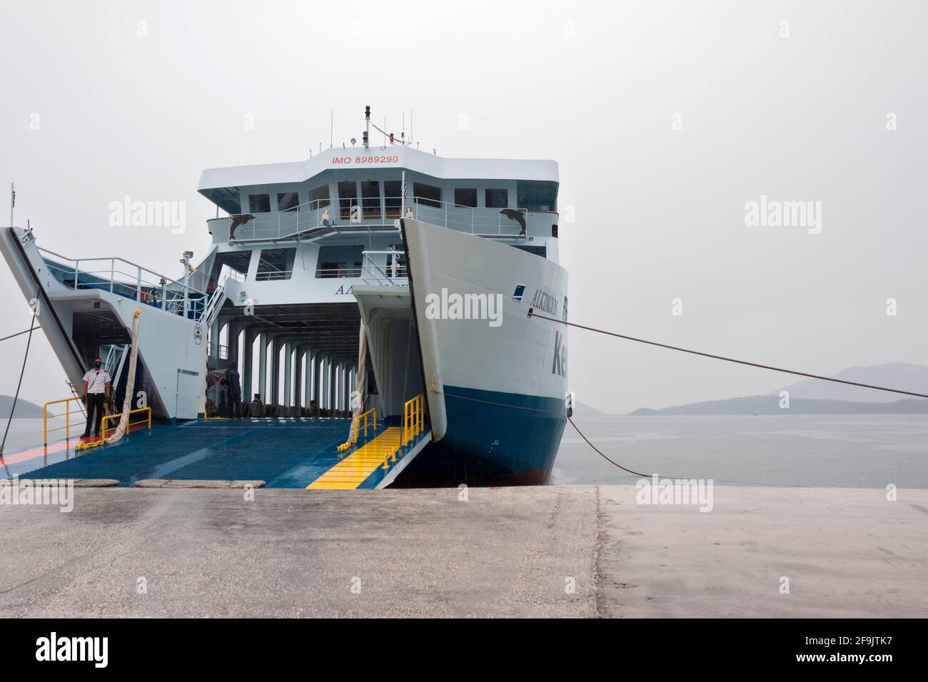 Ferry au port de l'île de Corfou Grèce par un jour pluvieux, Banque D'Images